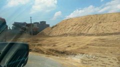 农村地区的沙子价格飙升，一些人以高价也购买不到沙子。农民:盖房子不容